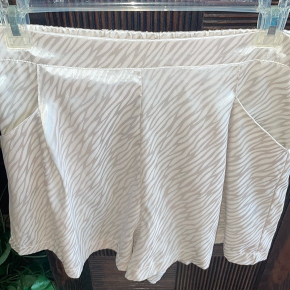 Glam Satin Shorts Pleated Hi Waist 3” Rise Ivory Animal Print New w/Tags Sz M - Picture 2 of 12